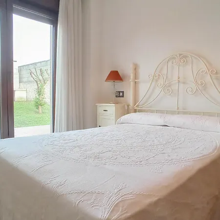 Chalet con jardín y barbacoa